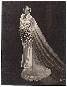 AnneLouiseMunsonWeddingPicturetoCharlesRichardsLeakeIIIJanuary11938.jpg